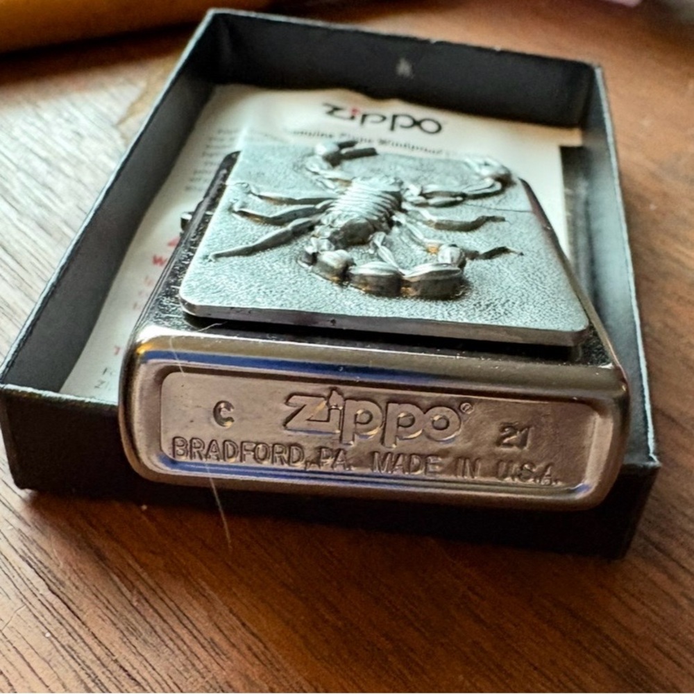 Silver Scorpion Relief Lighter - Black - Picture 3 of 7